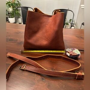 Portland Leather Goods nutmeg Butterfly bucket shoulder/crossbody bag, EUC.